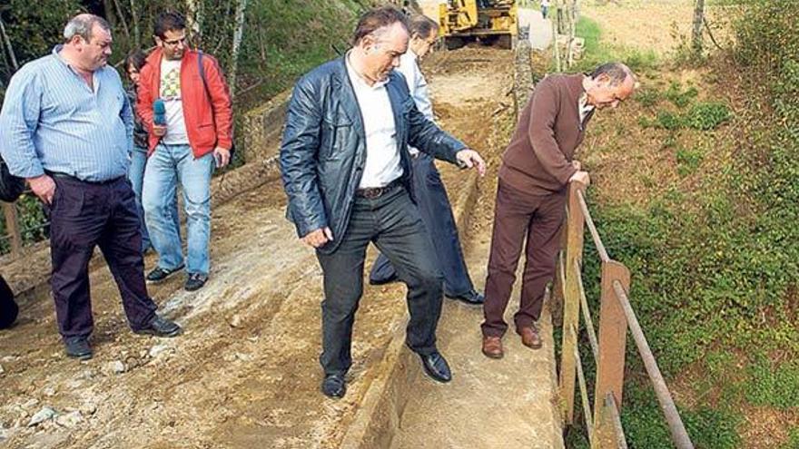 El puente actual será desmontado y levantado con una grúa.  // Bernabé/Javier Lalín