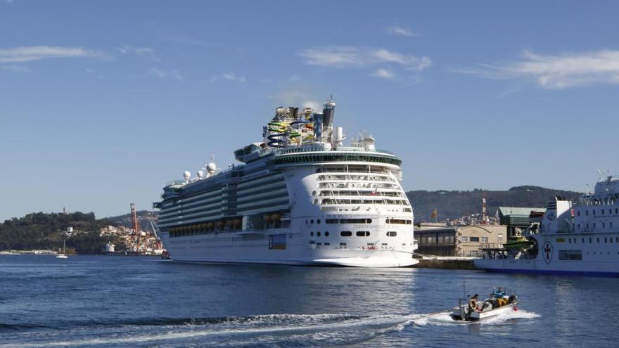 El &quot;Independence of the Seas&quot;, en Vigo. // A. Villar