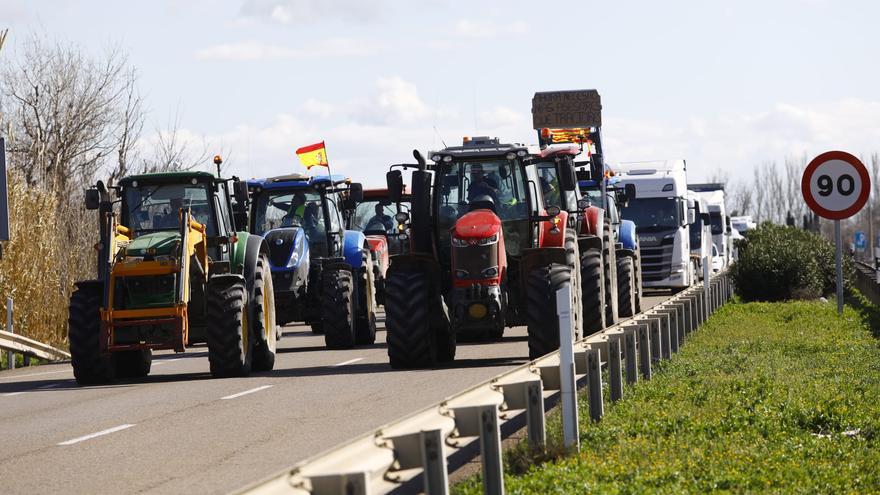 En imágenes | Tractorada en la A-68 entre Alagón y Pinseque