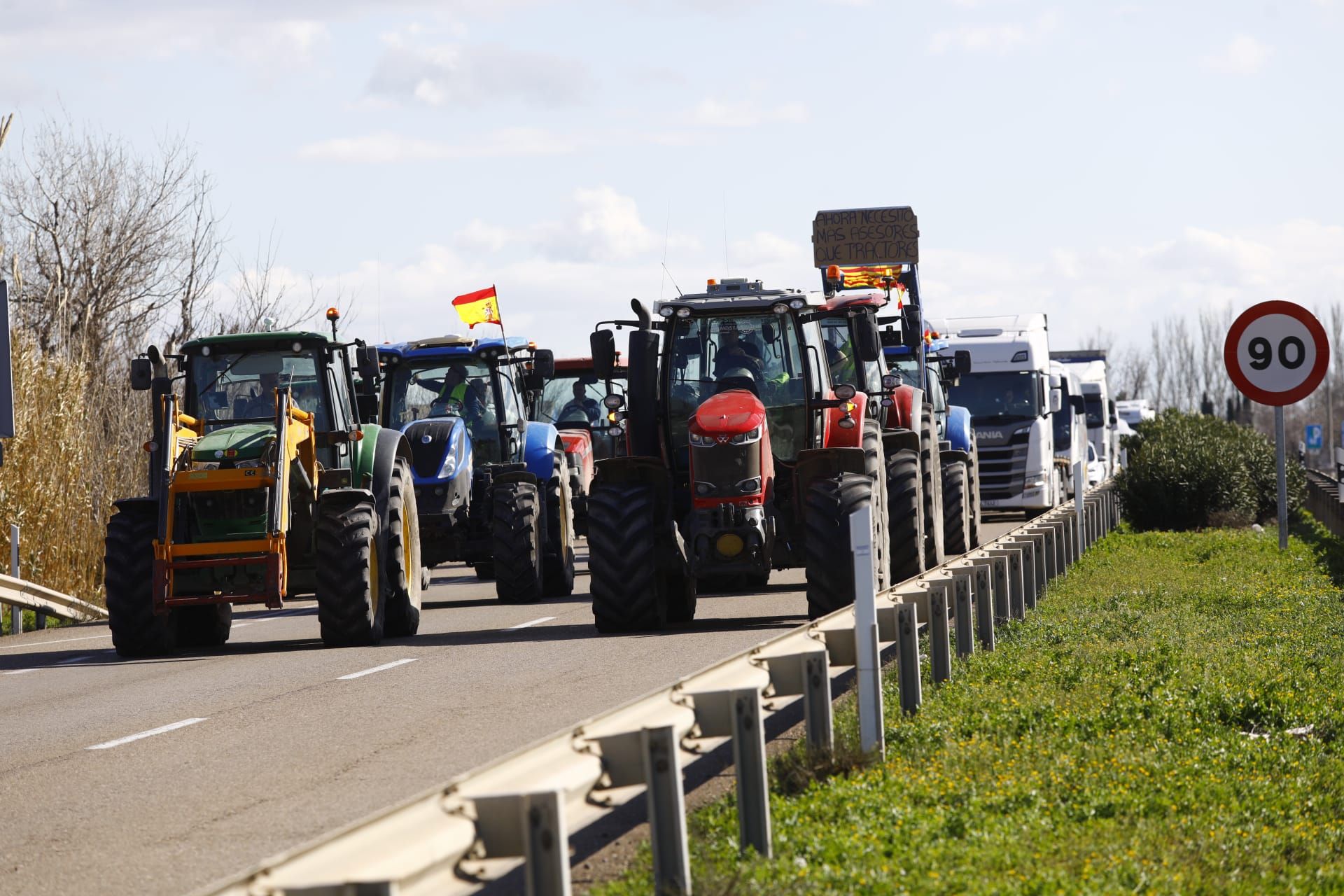 En imágenes | Tractorada en la A-68 entre Alagón y Pinseque