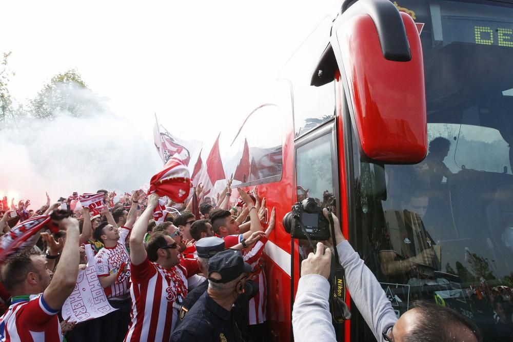 Ambientazo rojiblanco en los aledaños de El Molinón