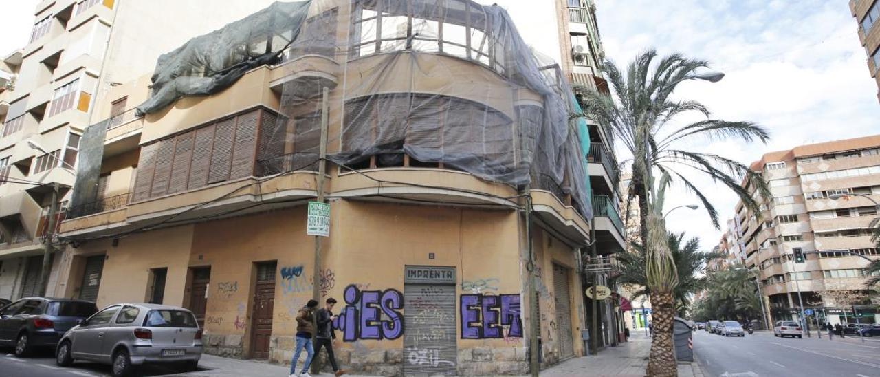 Edificio del centro de Alicante que fue demolido al decaer la protección del anterior catálogo