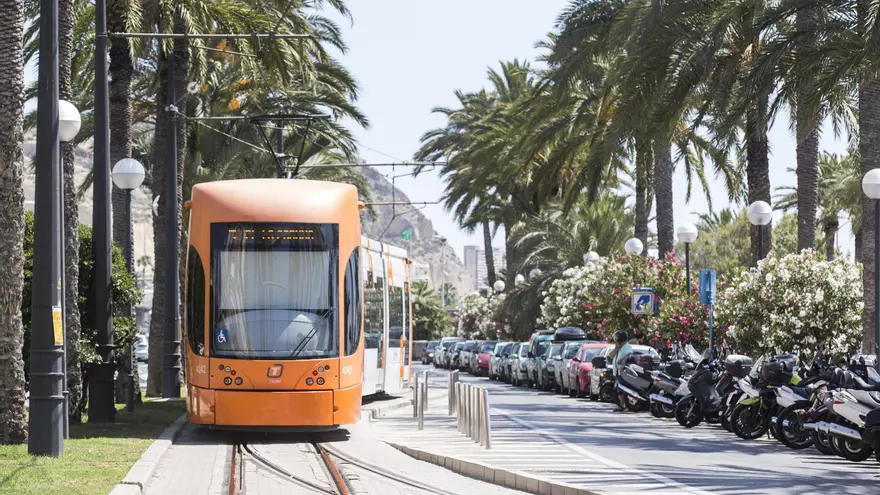 El TRAM de Alicante se corona con más de medio millón de usuarios en Hogueras