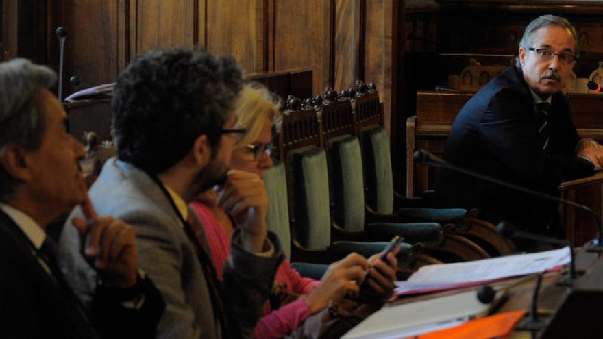 El presidente del Consejo Consultivo del Principado, Bernardo Fernández, al fondo, durante las comparecencias informativas de la ley de Transparencia y Buen Gobierno en la Junta.