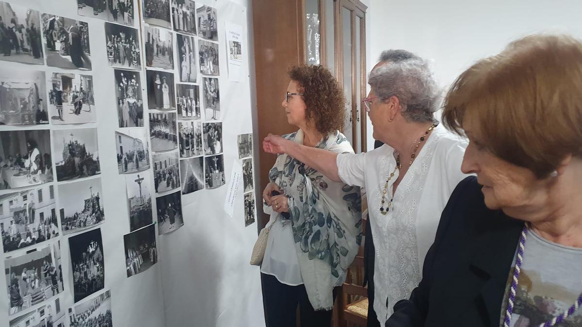 Visitantes de la exposiciónn fotográfica en el centro municipal de convivencia de Benetússer.