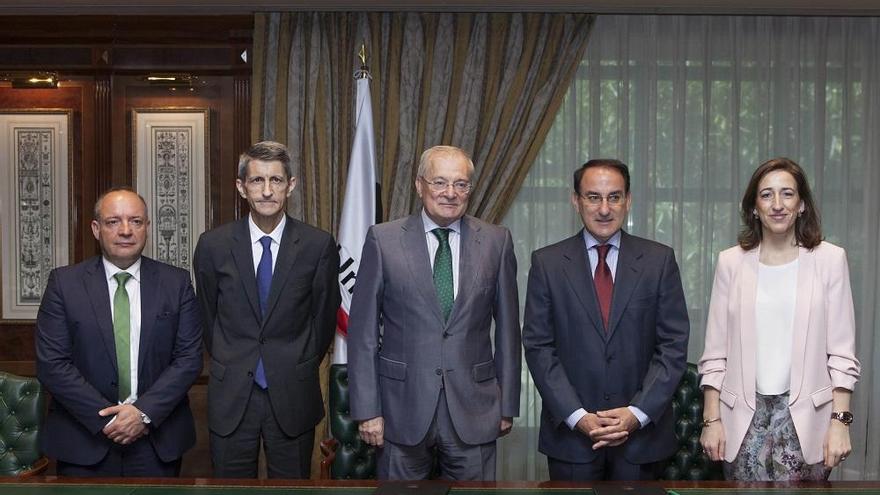 Manuel Azuaga y Javier González de Lara, con otros representantes de Unicaja y la CEM.