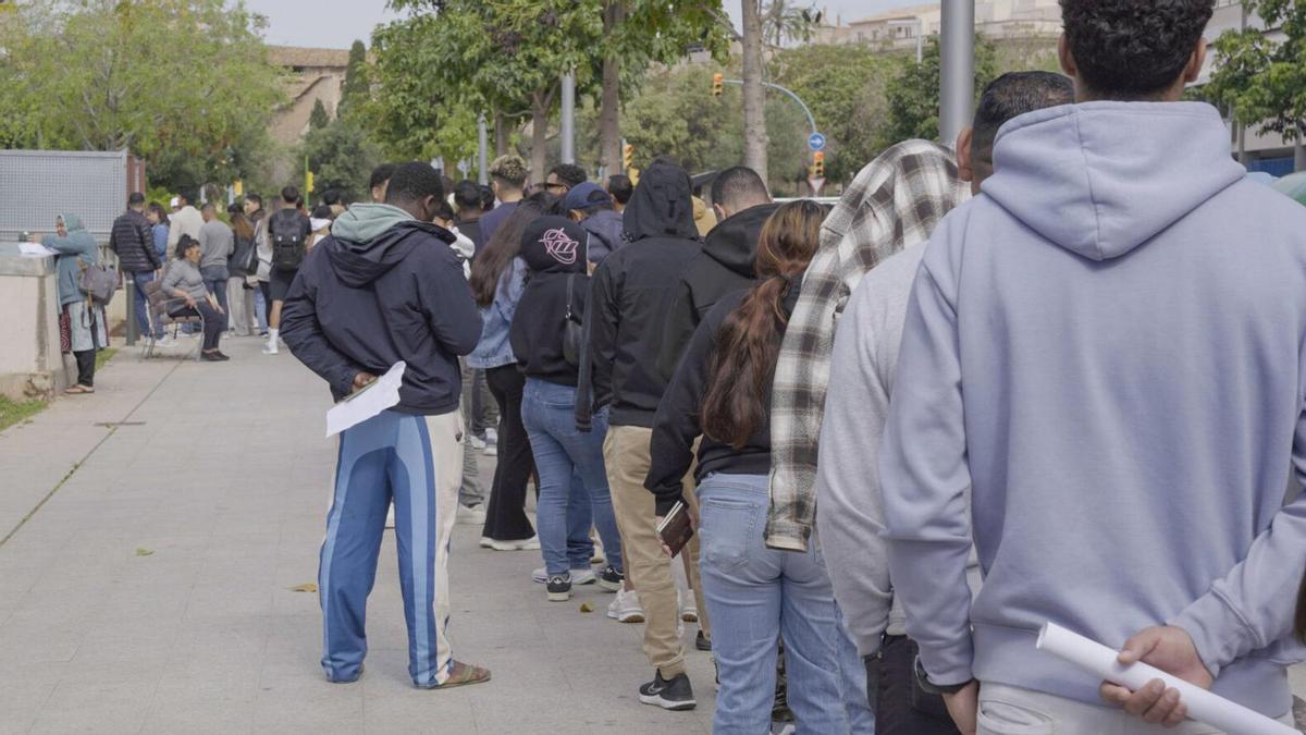 Largas colas esta mañana para acceder a la OAC Social.