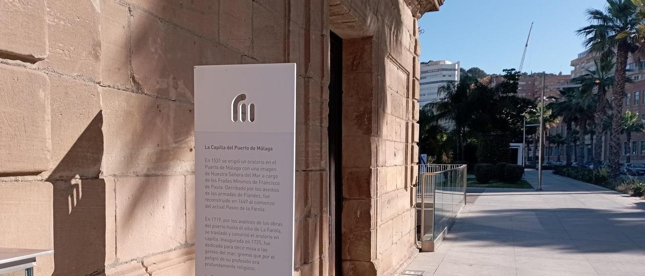 El panel informativo junto a la antigua capilla del Puerto : bilingüe, de diseño y de ciencia ficción.