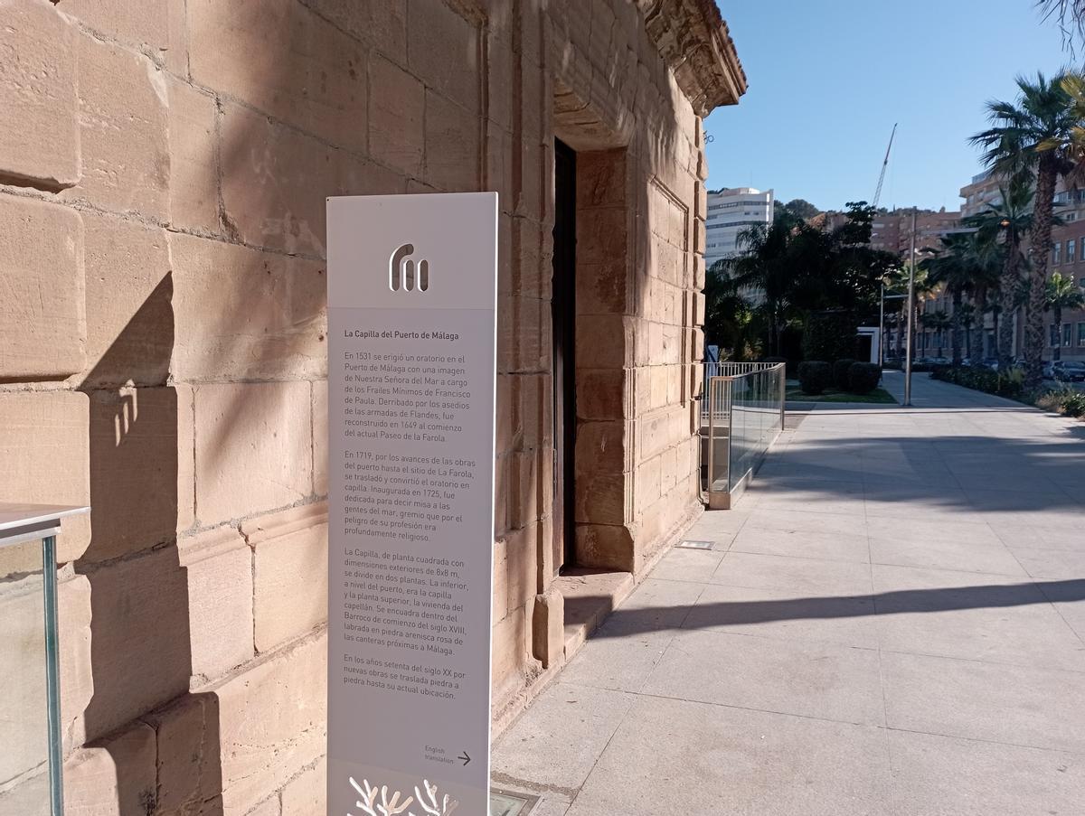 El panel informativo junto a la antigua capilla del Puerto : bilingüe, de diseño y de ciencia ficción.