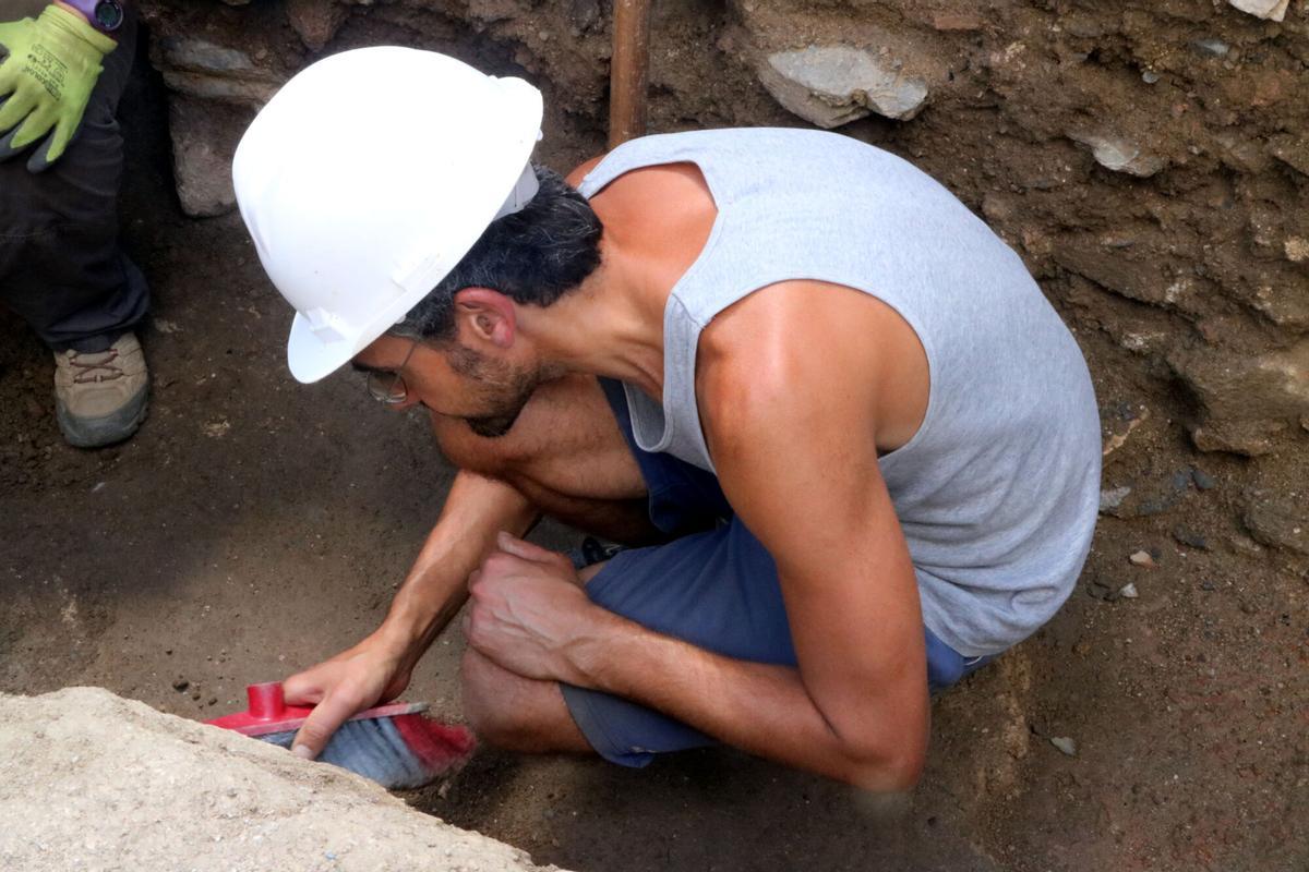 Un dels arqueòlegs treballant a la zona