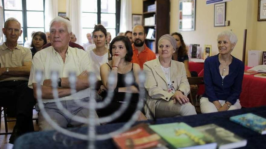 Asistentes a la lectura de cuentos, con Aida Oceransky, primera por la derecha.