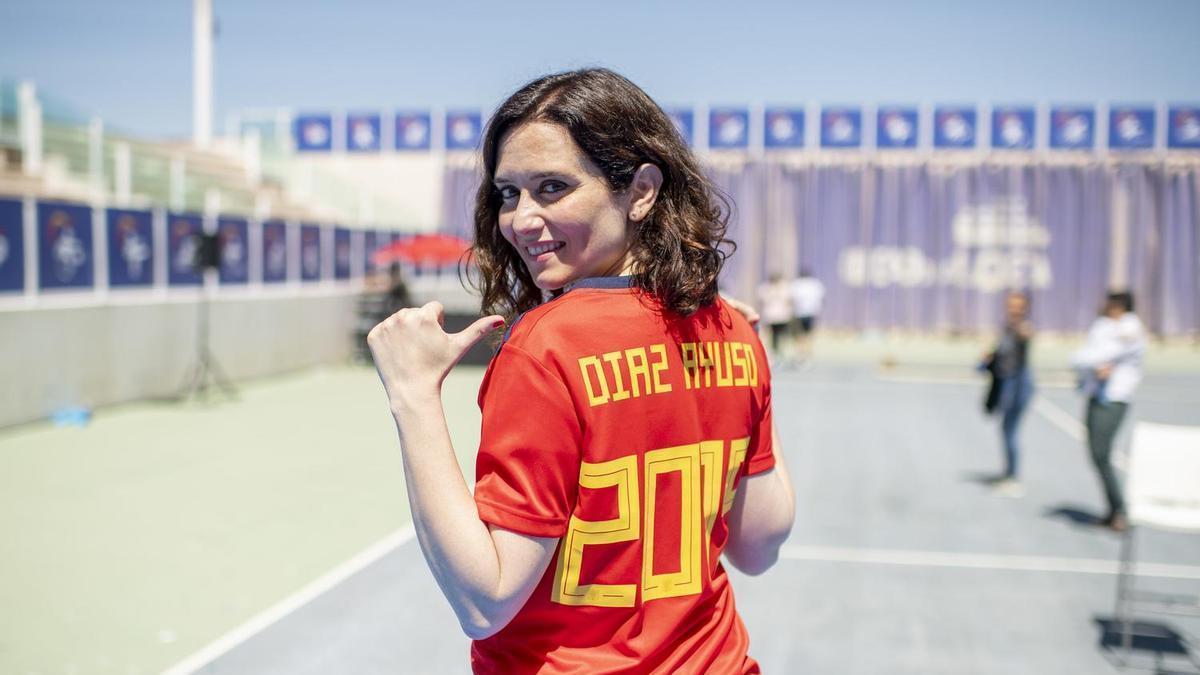 Isabel Díaz Ayuso con la camiseta de la selección de fútbol, durante la campaña electoral de 2019.