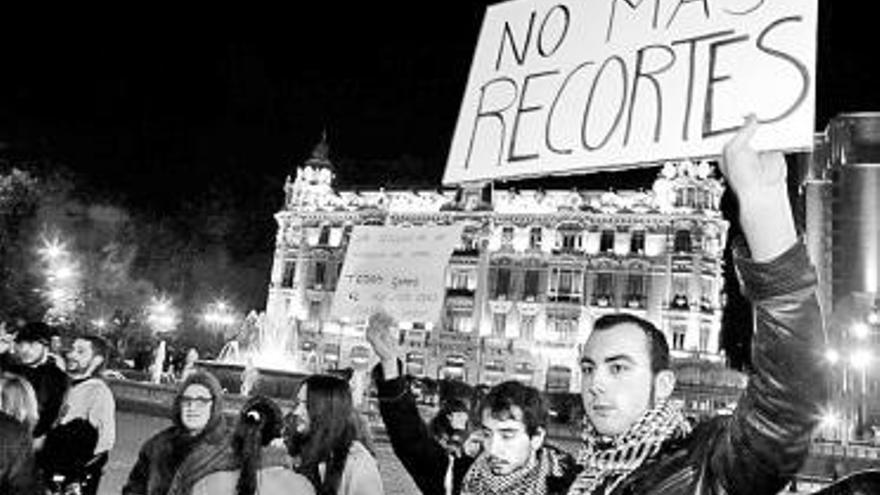 Protesta, ayer en Oviedo, en apoyo de los estudiantes valencianos.