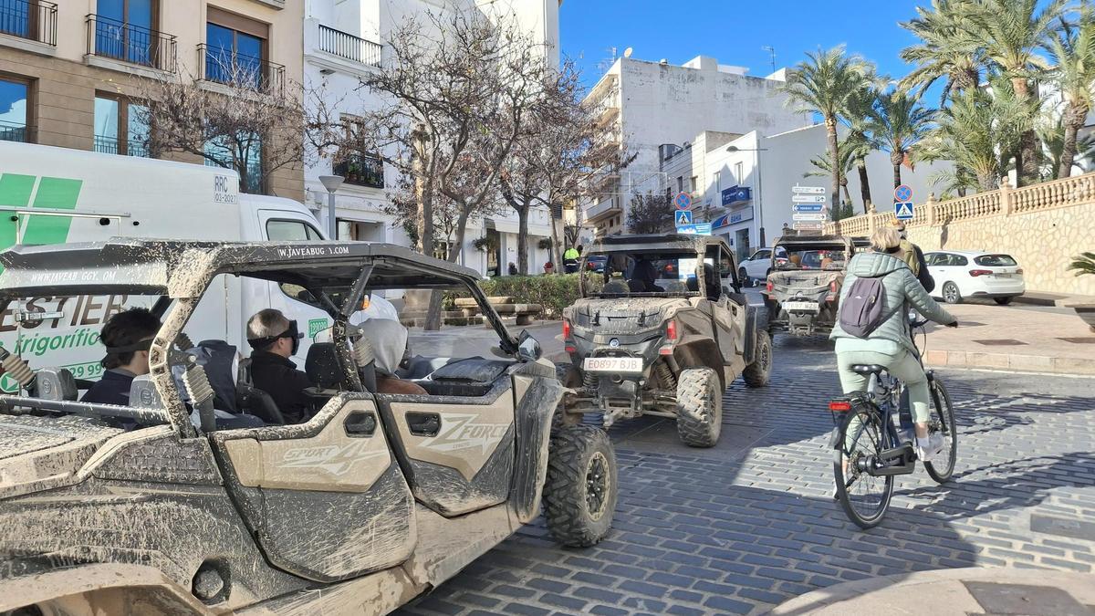 Una excursión de "buggies" circula por la ronda del centro histórico de Xàbia