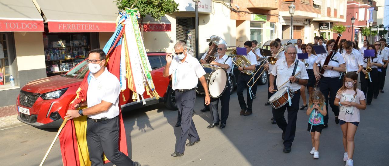 La ciudadanía de Orpesa acompañó a la Unió Musical y a los ‘dolçainers i tabaleters’ durante el recorrido.