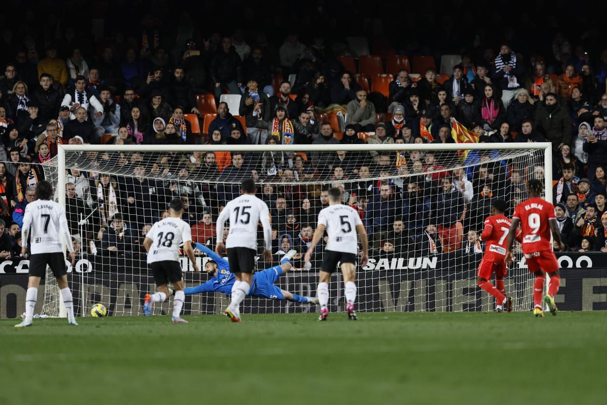 VALENCIA, 23/01/2023.- El delantero del Almería Largie Ramazani (2-d) falla el penalti lanzado ante el Valencia, durante el partido de Liga en Primera División que Valencia CF y UD Almería disputan este lunes en el estadio de Mestalla. EFE/Biel Aliño