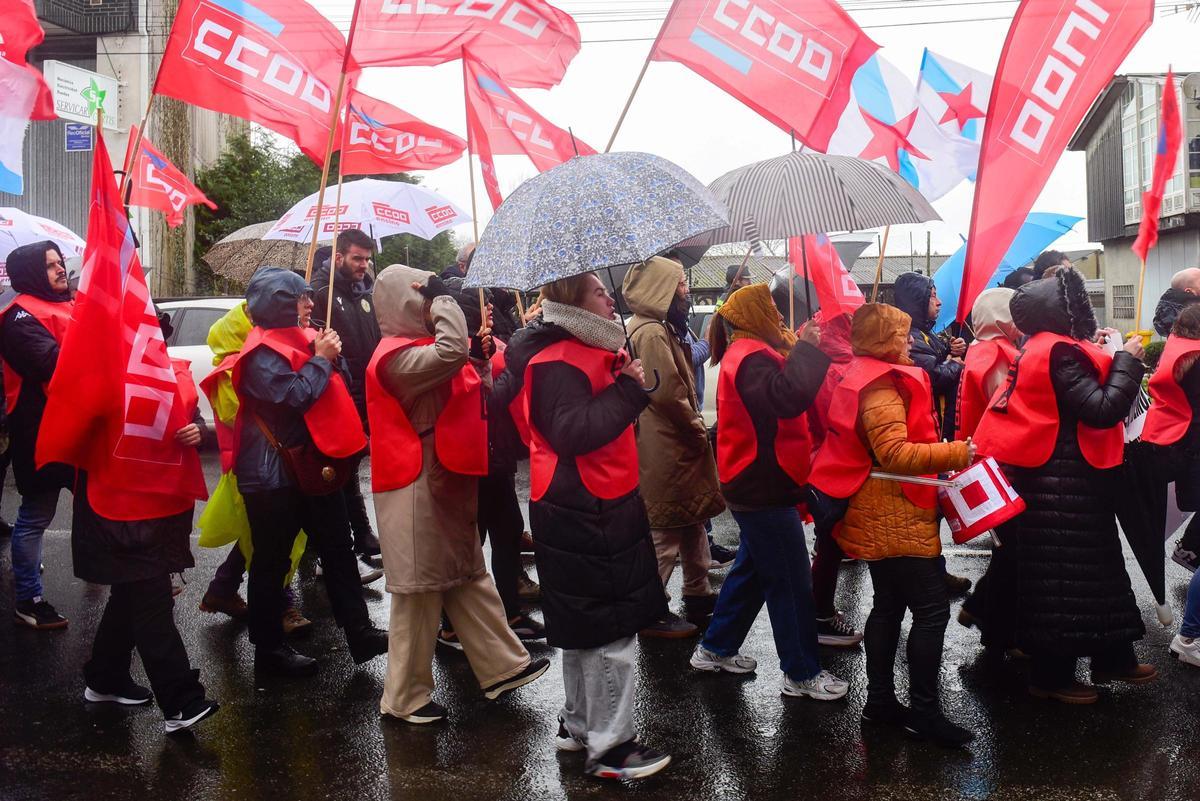 Manifestación de los trabajadores de Losán y Aserpal de Vilasantar a Curtis Manifestación de los trabajadores de Losán y Aserpal de Vilasantar a Curtis