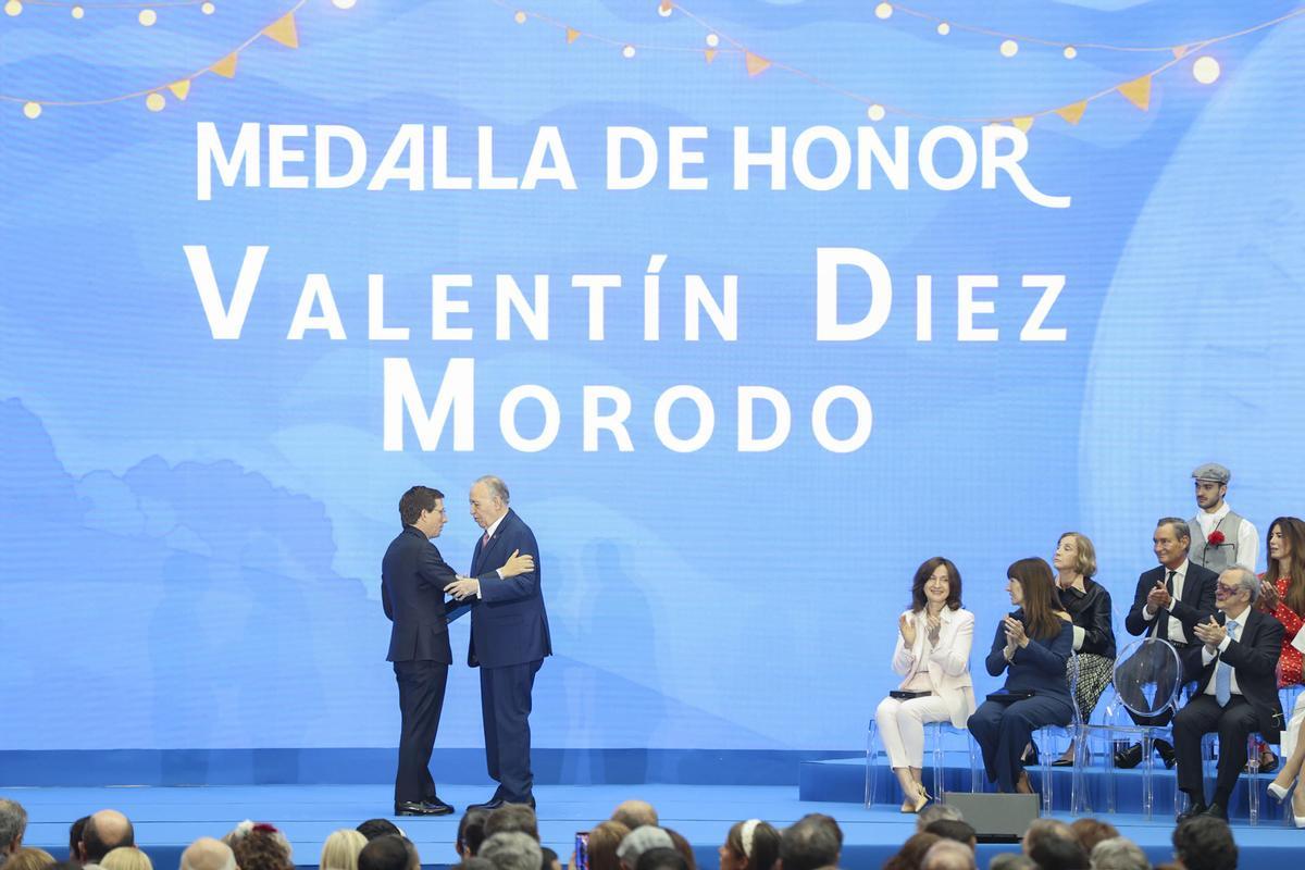 Almeida saluda a Valentín Díez Morodo, presidente de la Fundación Casa de México en España.