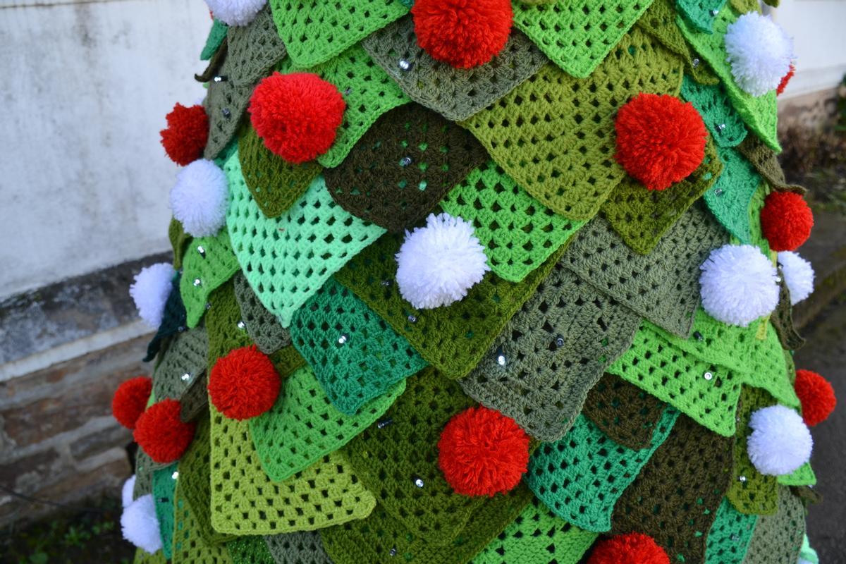 Detalle del laborioso trabajo llevado a cabo por las vecinas de Muñás, para hacer su árbol de Navidad de ganchillo.