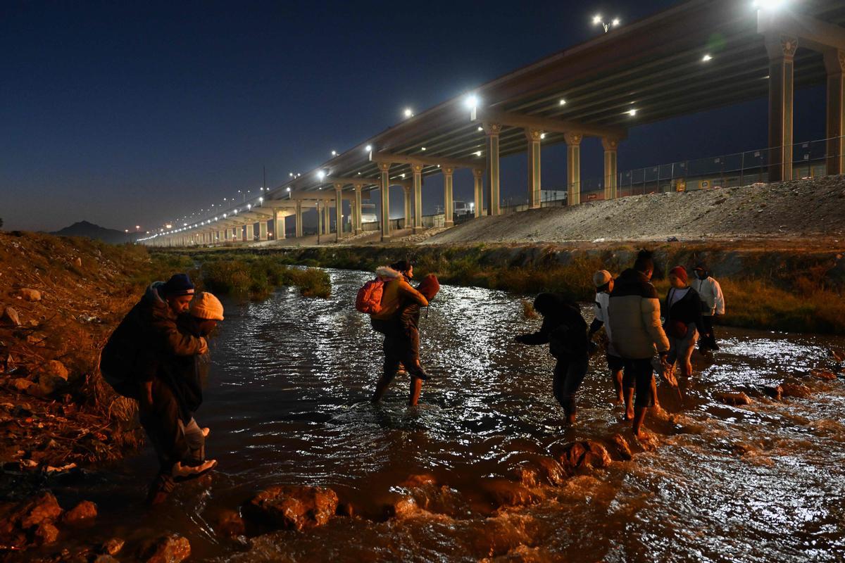 Un aluvión de inmigrantes cruzan Río Grande de Ciudad Juárez (México) a El Paso (Texas) ante un posible cambio en la política migratoria