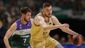 El alero de Unicaja Jonathan Barreiro defiende al base checo del Barça, Tomas Satoransky, durante el cuarto encuentro de las semifinales del play off de la liga Endesa.