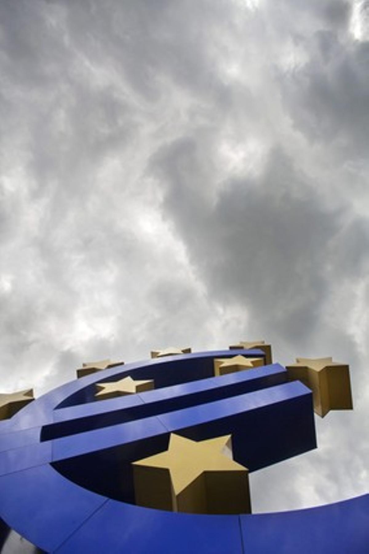 Escultura de l’Euro situada davant de la seu del Banc Central Europeu, a Alemanya.