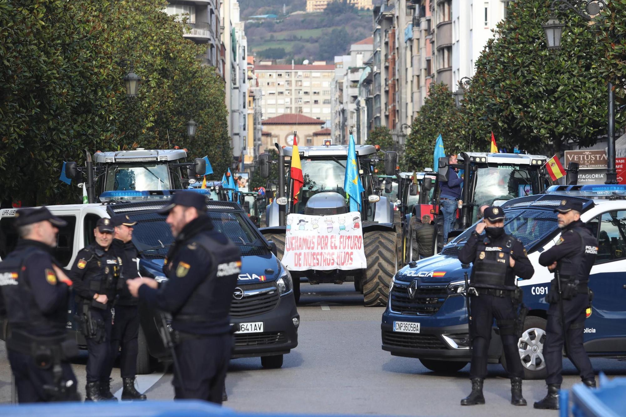 Protestas de los ganaderos y agricultores en Oviedo