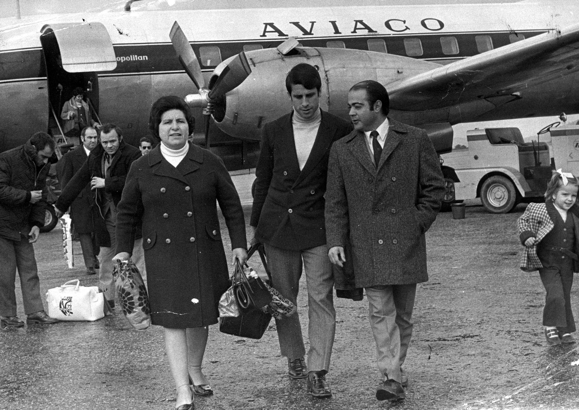 El jugador del Celta, Santiago Castro acompañado de Alvarito a su llegada a Peinador en 1971.jpg
