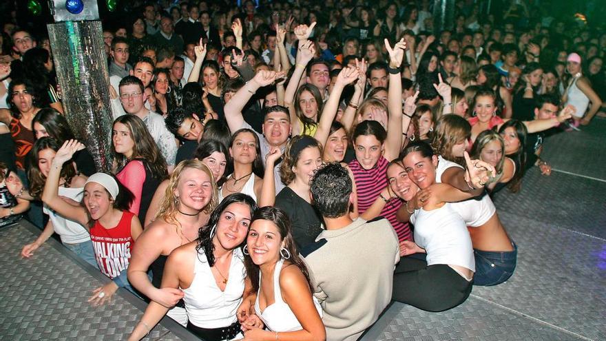 Jóvenes disfrutan de la fiesta en un local de Platja de Palma