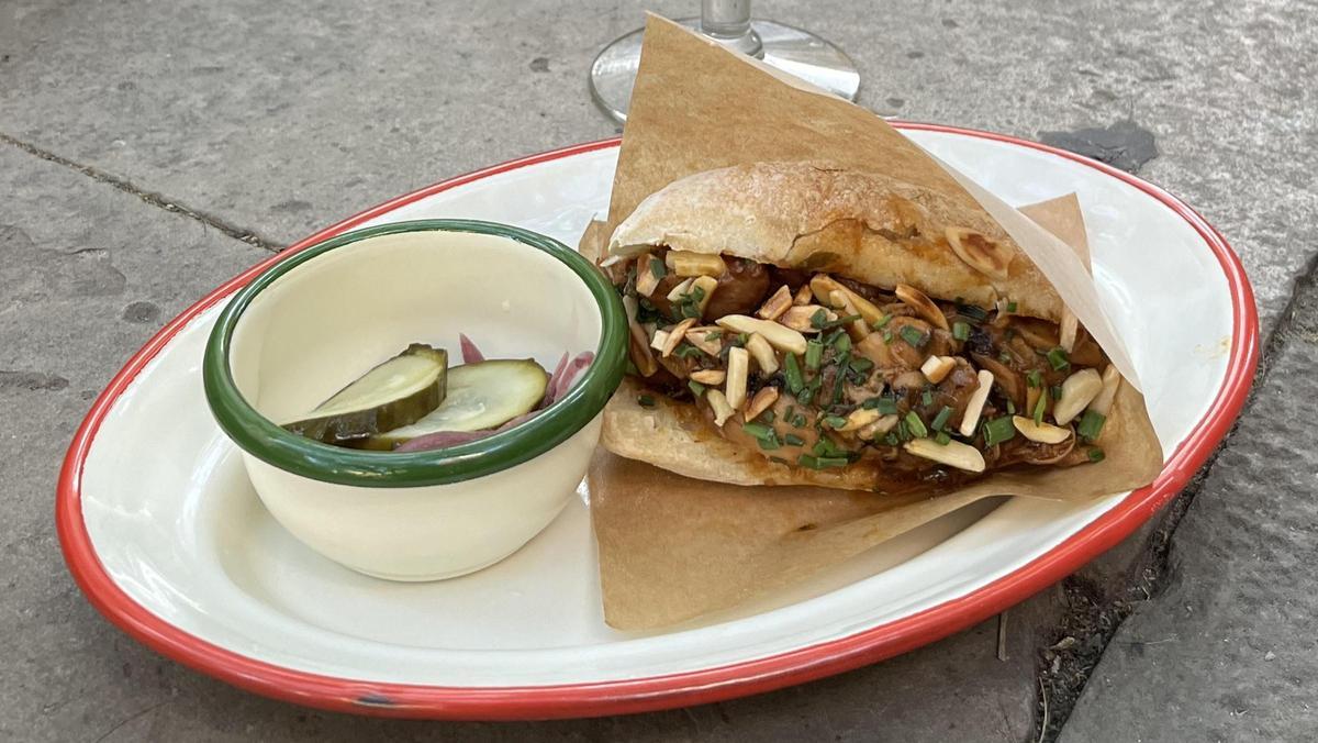 Bocadillo de pollo a la catalana.