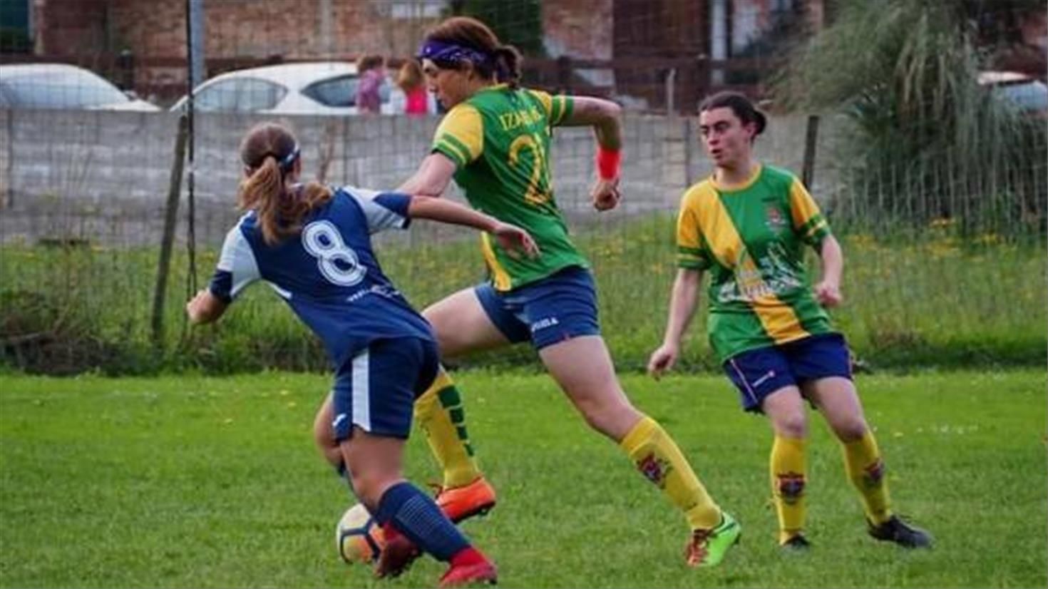 Izaro Antxia conduce el balón durante un partido.