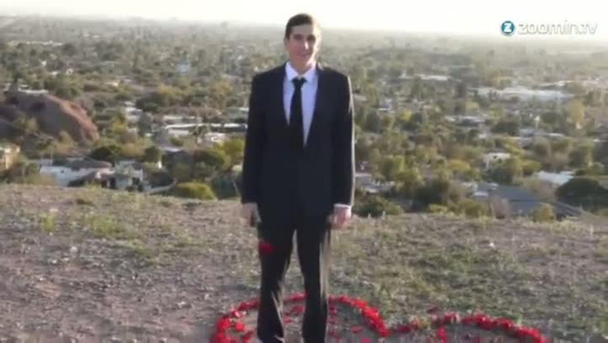 Imatges del noi en els vídeos fent la petició a Cyrus.