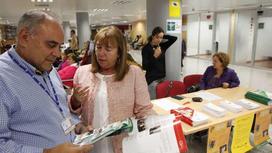 Mesa informativa sobre el alzhéimer en Cabueñes