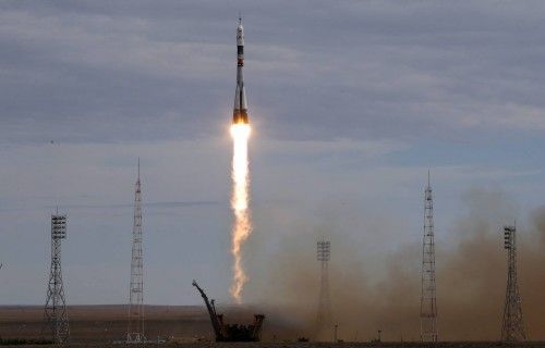 La nave rusa Soyuz TMA-18M, con tres tripulantes a bordo -un ruso, un danés y un kazajo, fue lanzada hoy desde el cosmódromo de Baikonur, Kazajistán, con destino a la Estación Espacial Internacional (EEI).