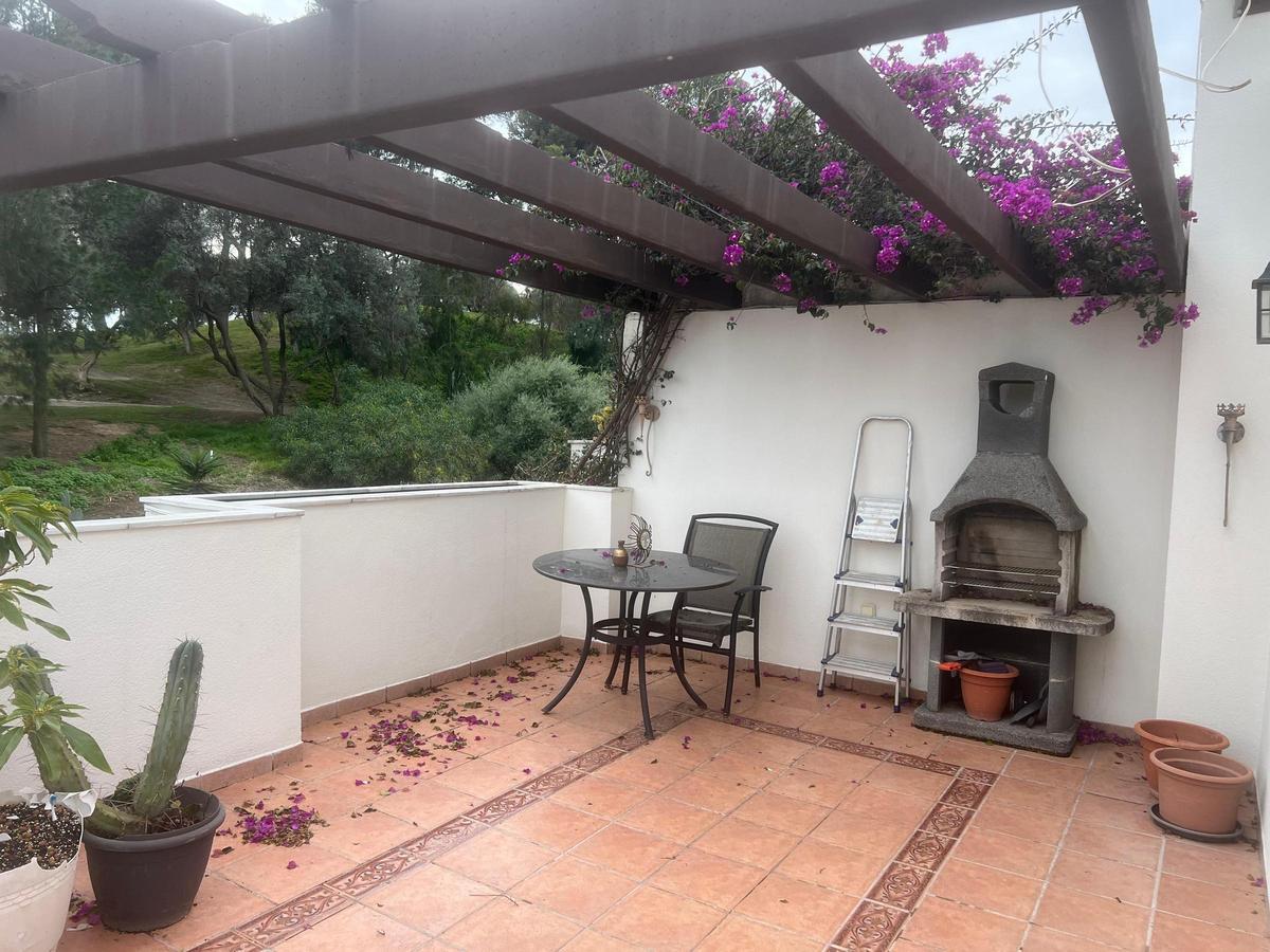 Casa con piscina y terraza en Los Naranjos en urbanización