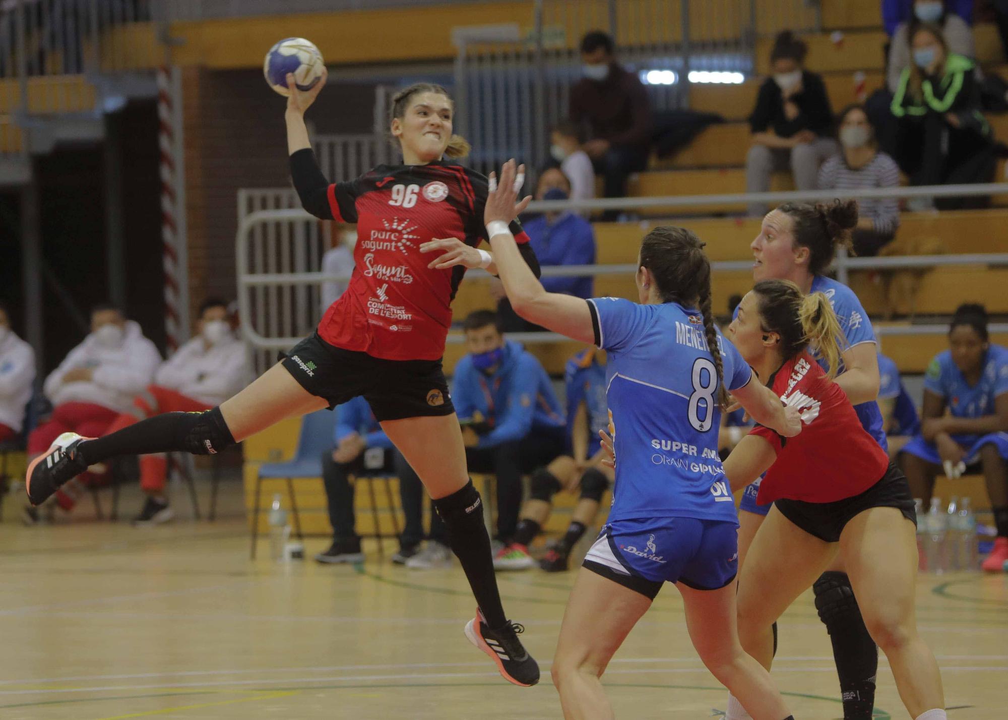 Las imágenes del BM Morvedre y el Amara Bera Bera, en el partido de la Copa de la Reina.