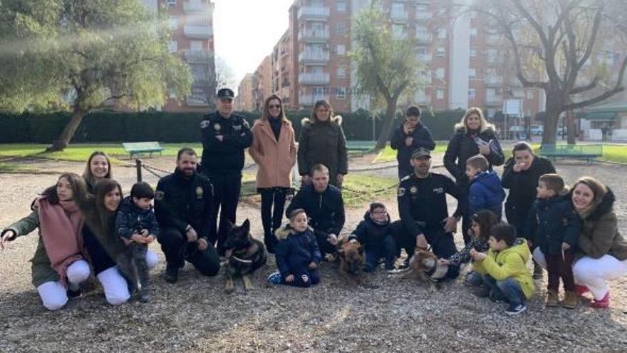 Visita de los agentes con los canes al Hospital de Manises.