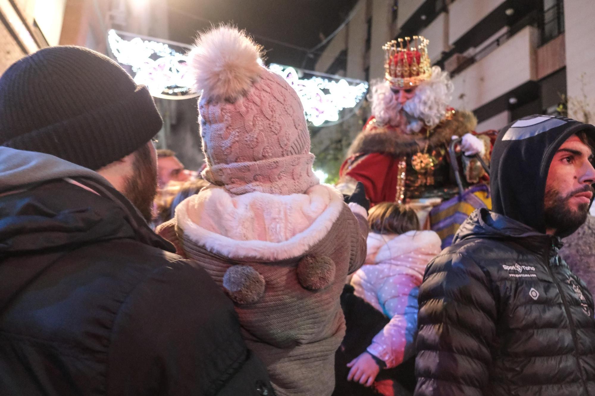 Todas las imágenes de la cabalgata de los Reyes Magos 2024 en Elda