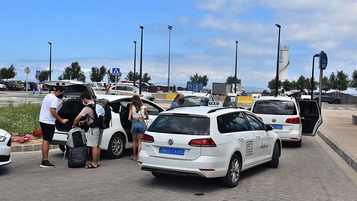 Taxis de Formentera en el puerto de la Savina, este verano. | C.NAVARRO