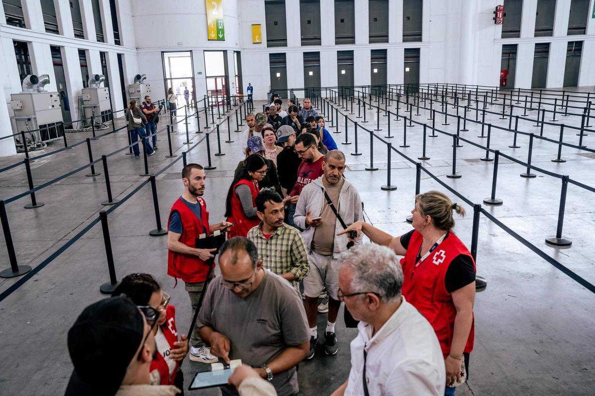 Primer día de asesoramiento para la regularización extraordinaria en la Fira de Montjuïc