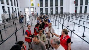 Primer día de asesoramiento para la regularización extraordinaria en la Fira de Montjuïc