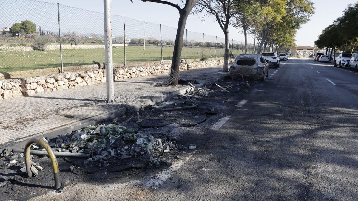 Un incendio destruye una batería de contenedores y varios coches en Palma