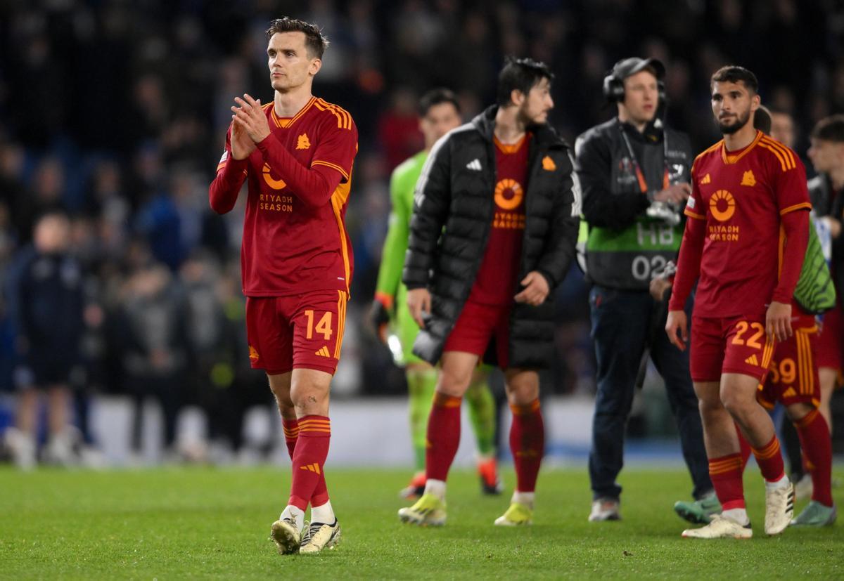 Diego Llorente, de la Roma, aplaude a los aficionados tras el partido de fútbol de octavos de final de la UEFA Europa League, Brighton &amp; Hove Albion vs AS Roma, en Brighton, Gran Bretaña, 14 de marzo de 2024. La Roma perdió 0-1 pero avanzó a cuartos de final con un global de 4-1.