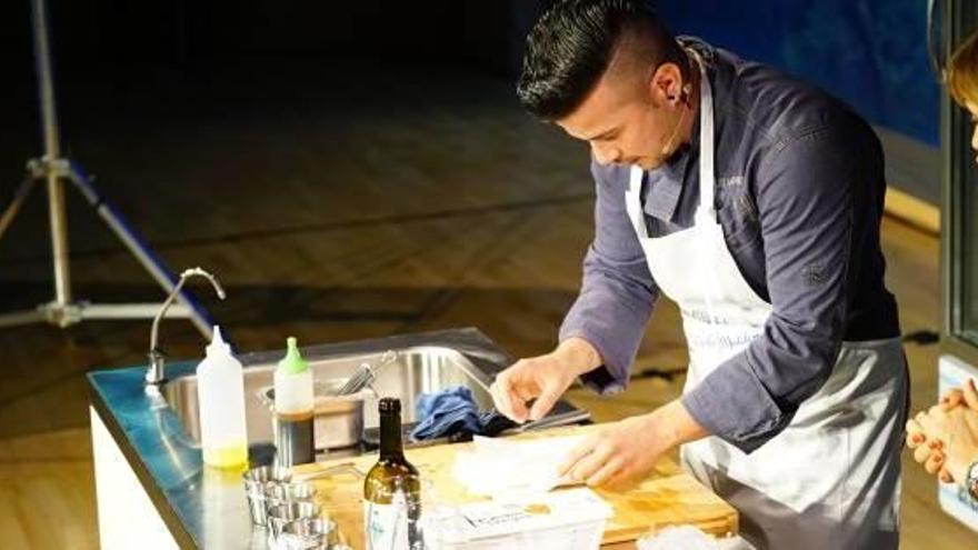 El chef Carlos Maldonado, durante la demostración realizada en el centro acuático.