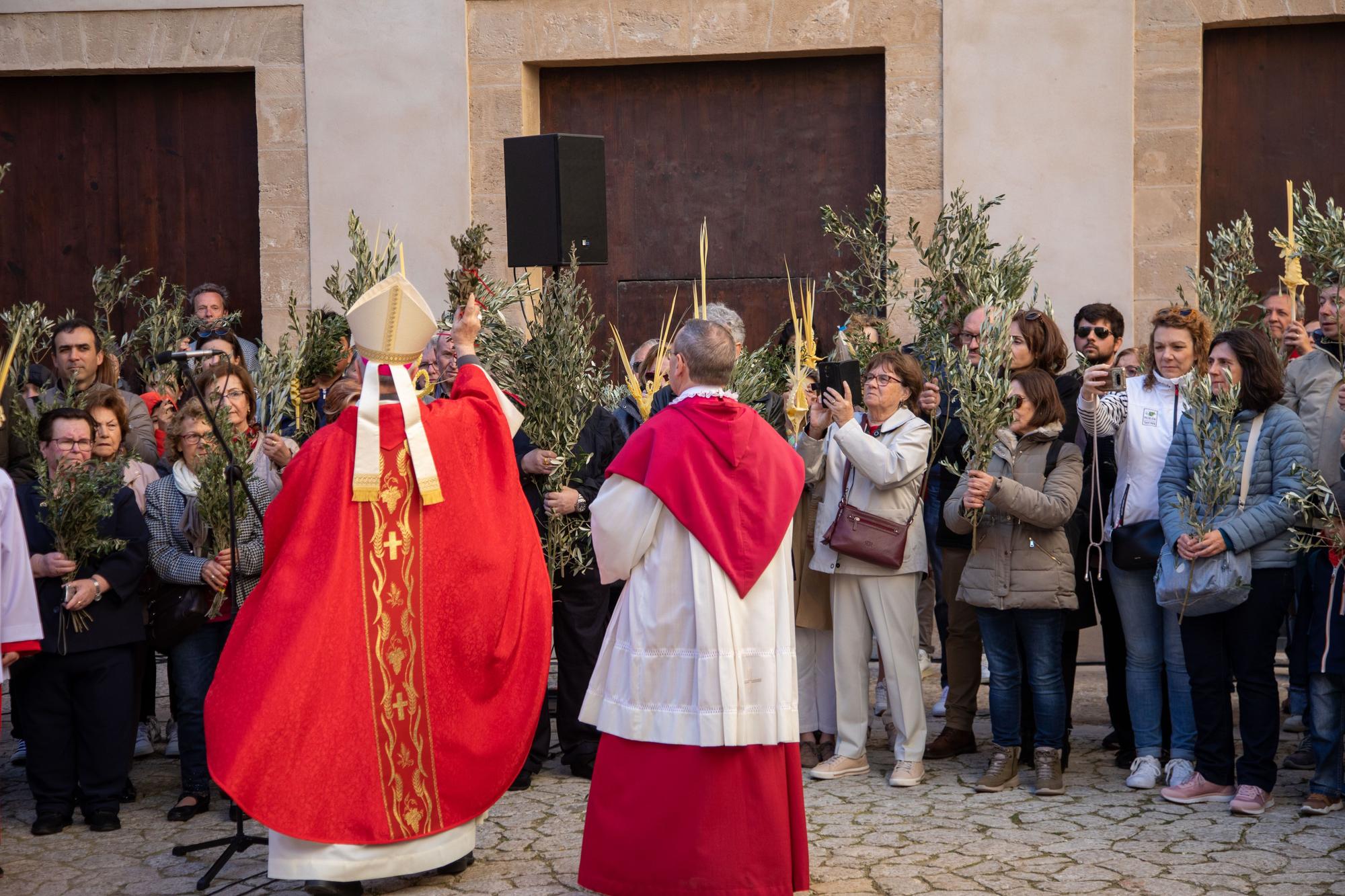 El obispo de Mallorca, Sebastià Taltavull, da el ‘sus’ al Domingo de Ramos, con la la bendición de los ramos y una misa en la Seu