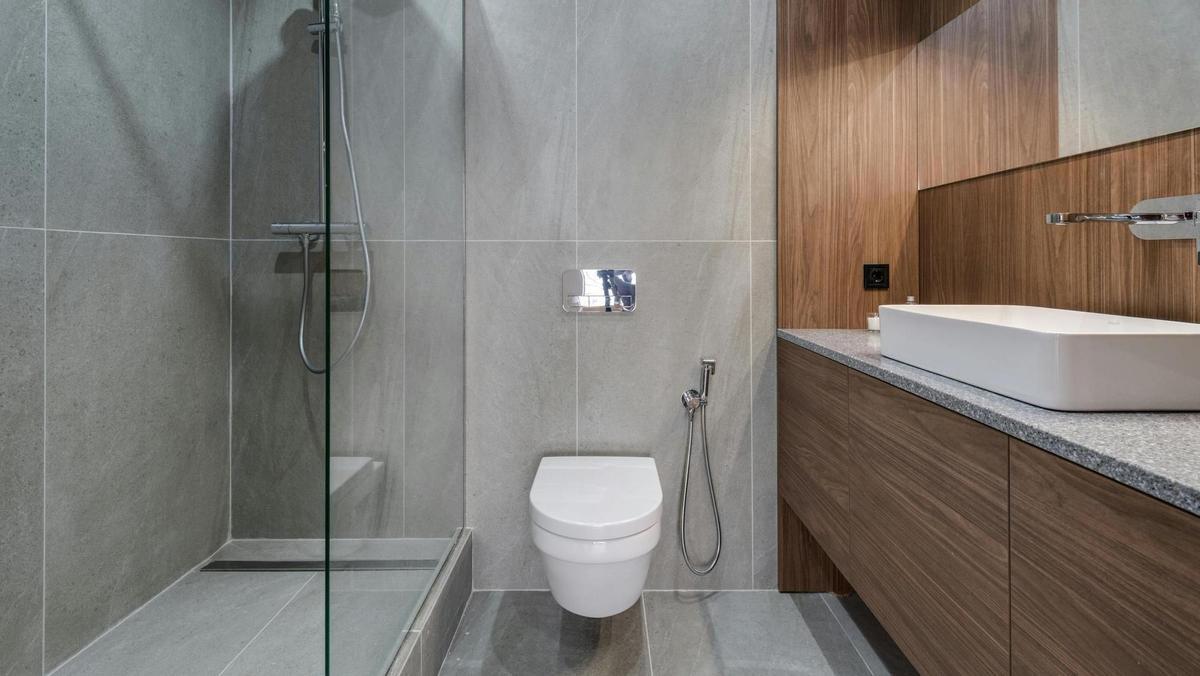 Un cuarto de baño moderno.