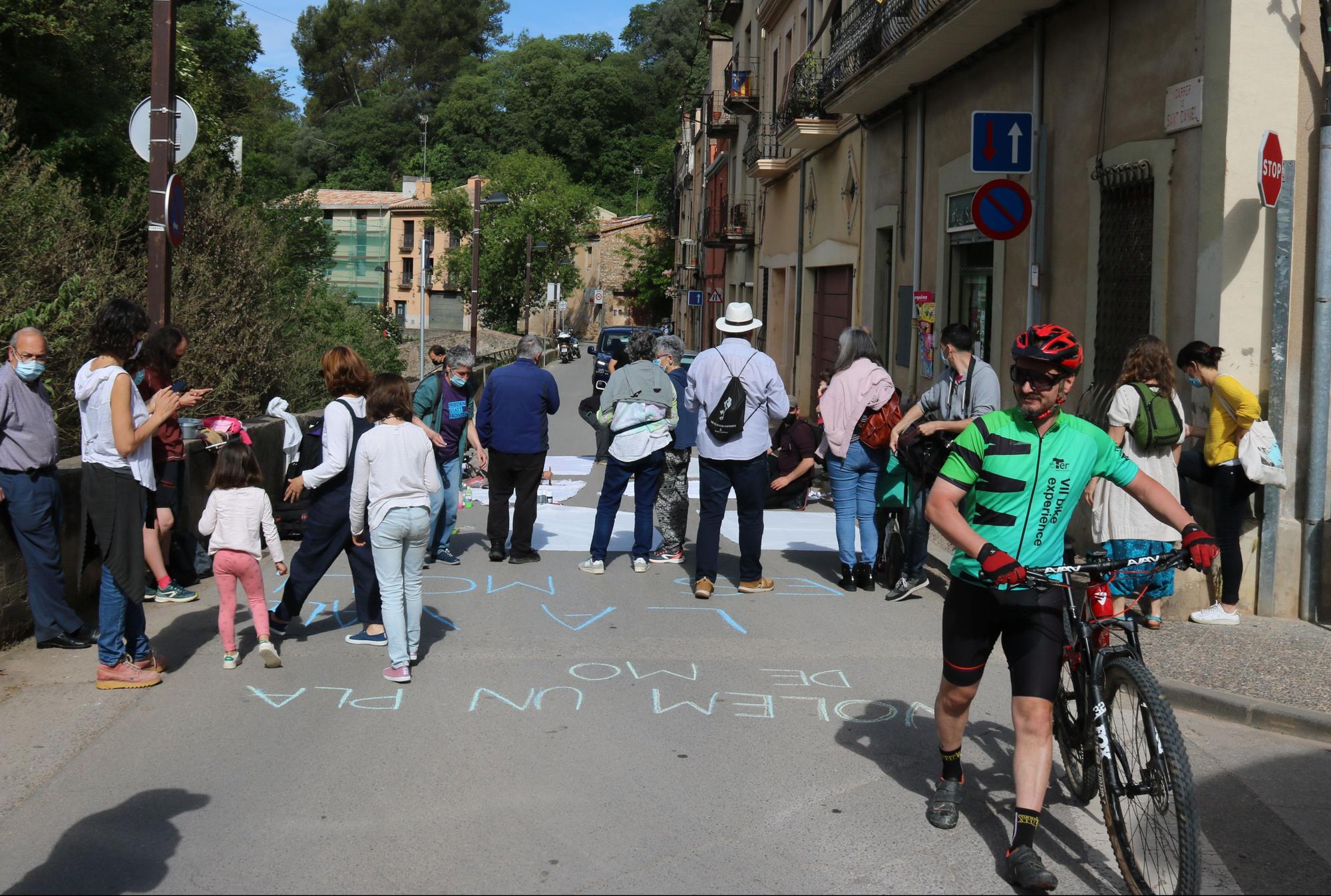 Protesta dels veïns del barri de Sant Daniel que reclamen un pla de mobilitat per viure «amb seguretat»