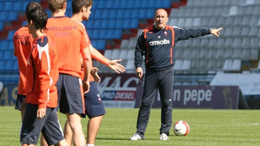 Antonio López durante el entrenamiento de ayer en Balaídos.