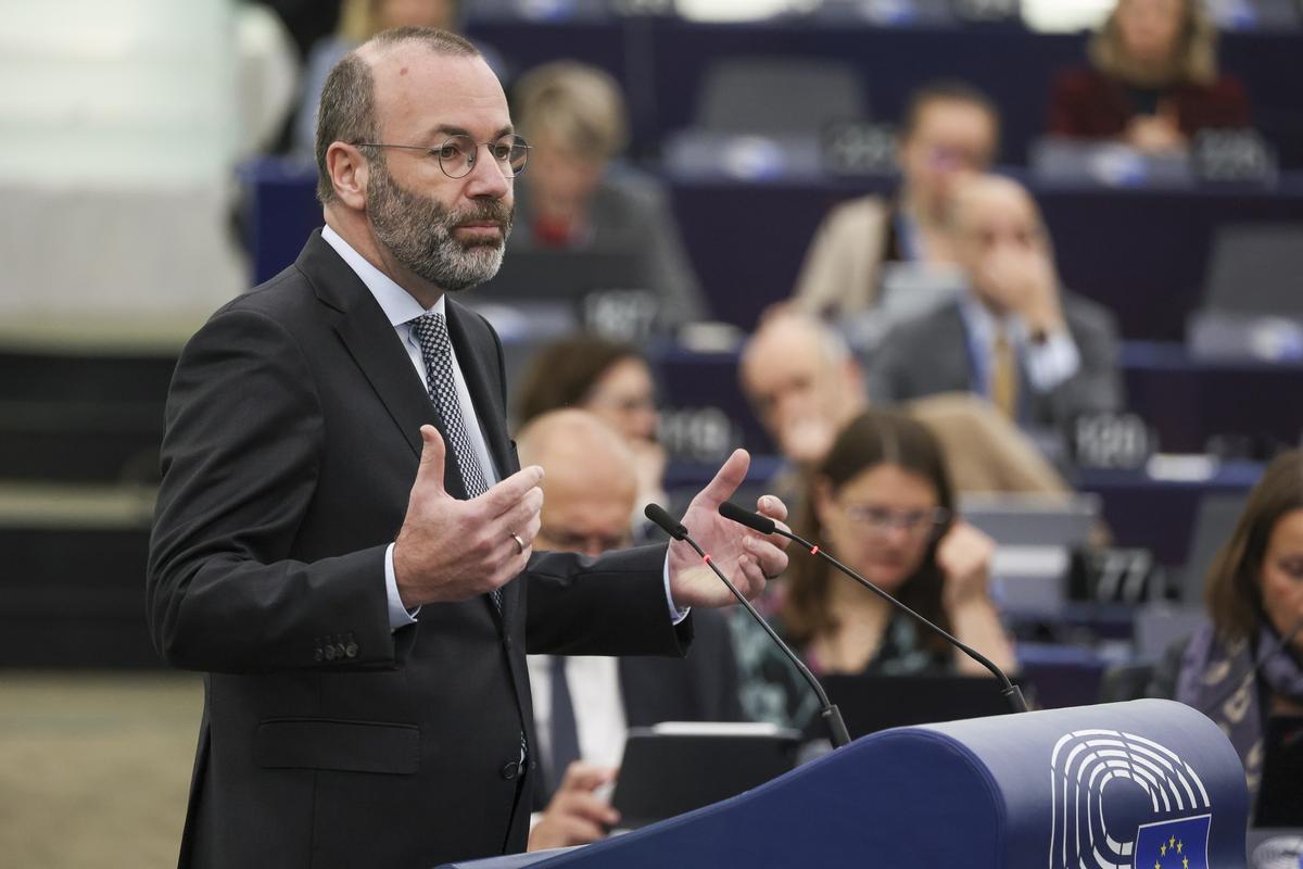 El líder del Partido Popular Europeo, Manfred Weber, habla en el Parlamento Europeo de Estrasburgo.
