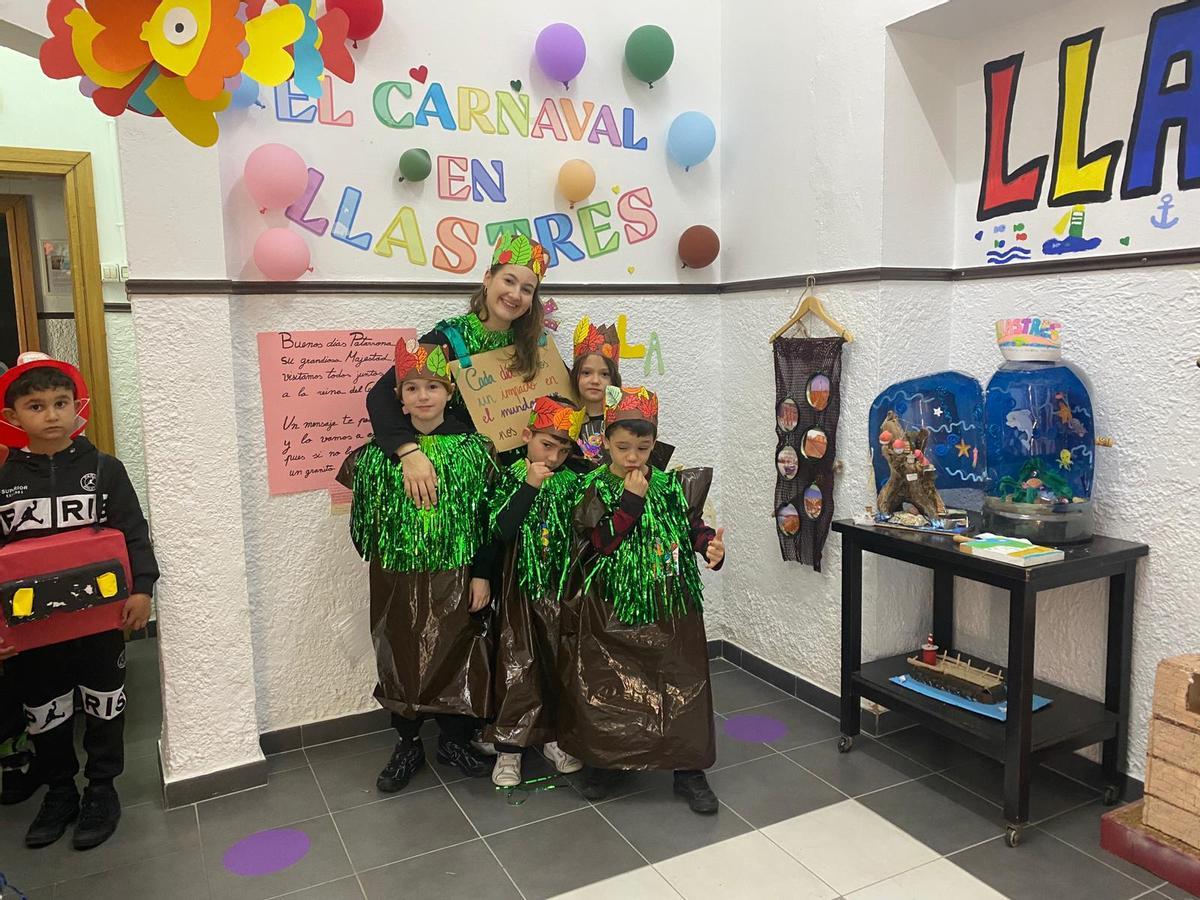 Antroxu intergeneracional en Llastres, con el alumnado y el profesorado del colegio Matemático Pedrayes